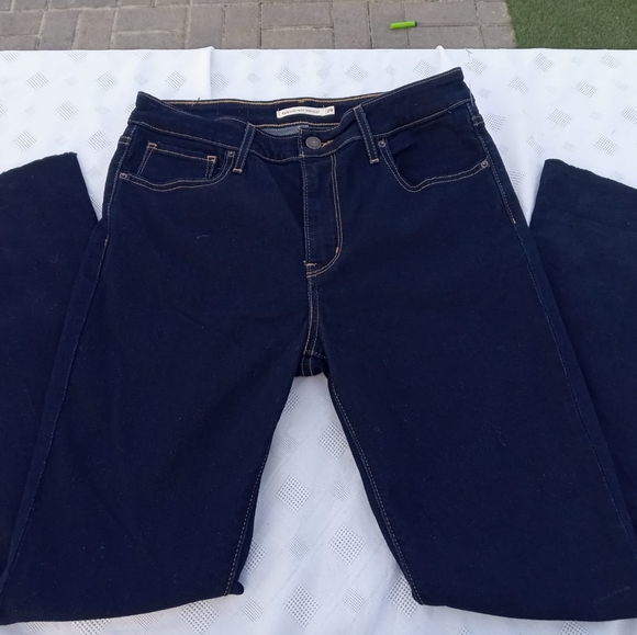 725 High Rise Bootcut Levi's Jeans - Picture 2 of 6